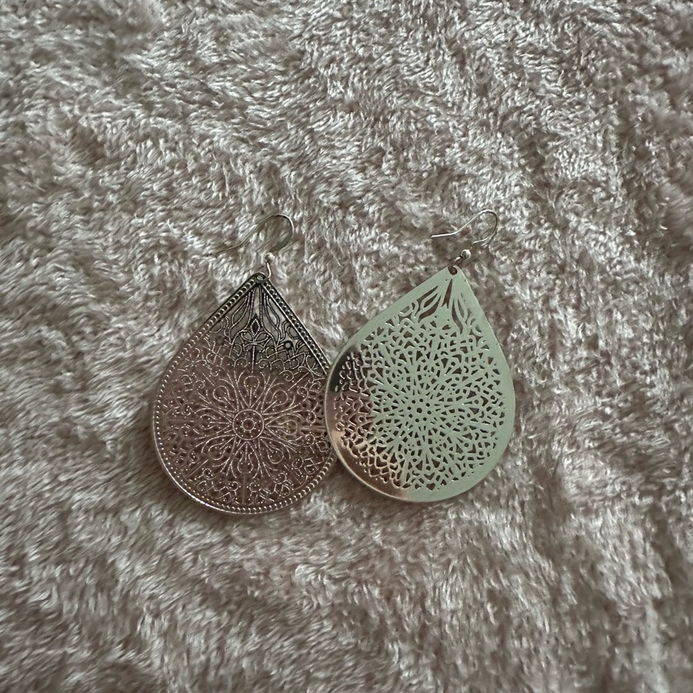 Earring - Picture 5 of 6
